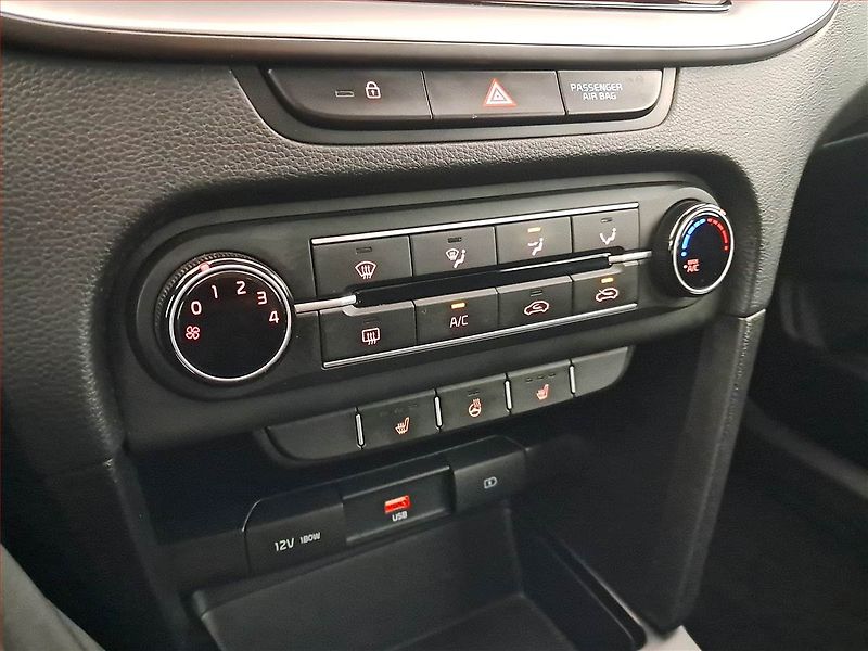 Kia Ceed (2021) 1.5 T-GDI, Serv.kniha - fotka 13 z 16