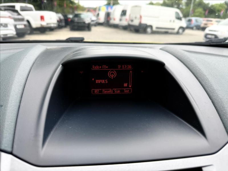 Ford Fiesta 1,2 i SPORT - fotka 13 z 27