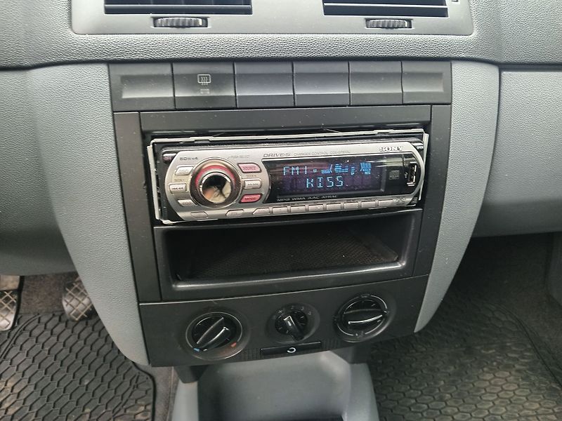 Škoda Fabia 1.4 MPI Combi Classic - fotka 12 z 17