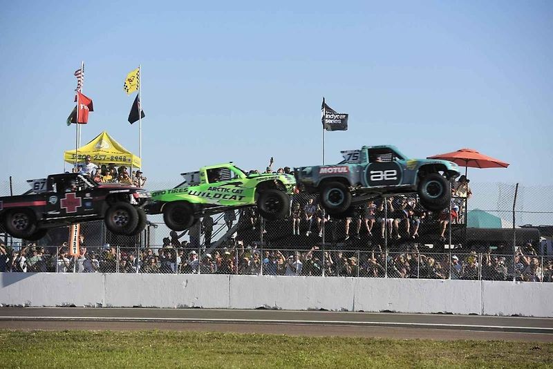 Závody Stadium Super Trucks.
