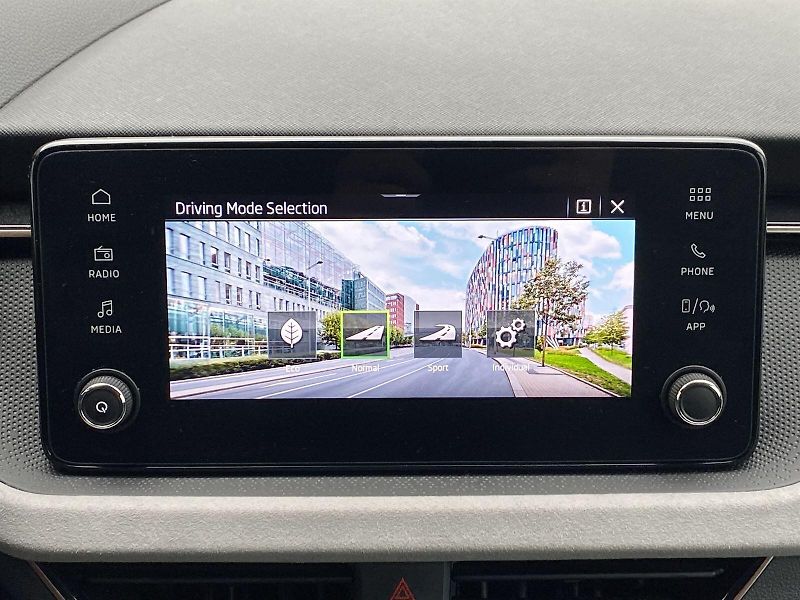 Škoda Kamiq (2024) 1.0 TSI Top Selection - fotka 16 z 34