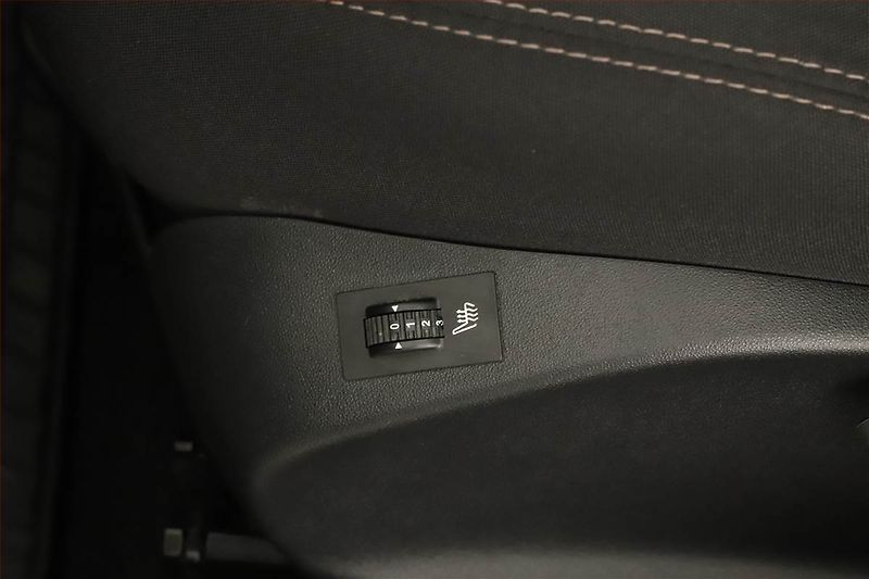 Peugeot 2008 (2015) 1.2 PureTech, Tempomat - fotka 10 z 12