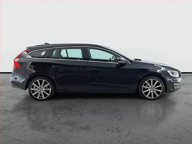Volvo V60 (2017) D3 2.0, Automat, Xenony - fotka 6 z 20