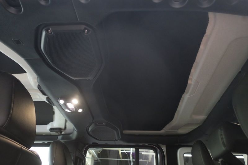 Jeep Wrangler (2022) 2.0 4xe PHEV Unlimited Sahara - fotka 24 z 50