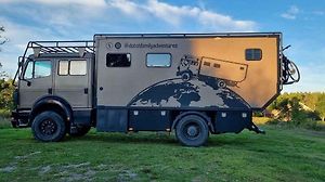 Hasičský vůz Mercedes-Benz předělaný na obytné auto.