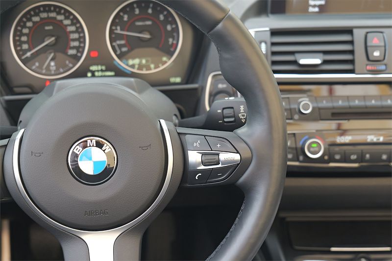 BMW Řada 2 228i Cabrio M-Sport H&K Kamera - fotka 22 z 33