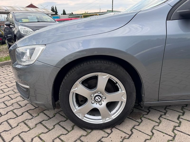 Volvo V60 (2016) D2 2,0D 88 KW TAŽNÉ - fotka 13 z 48