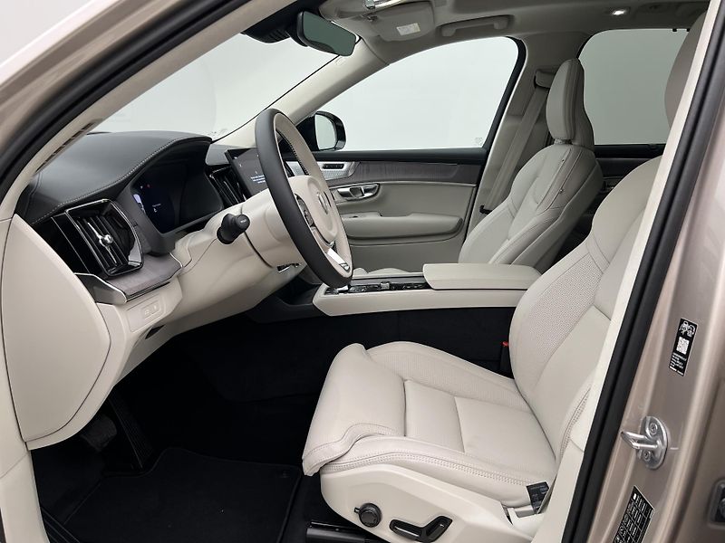 Volvo XC90 (2026) T8 AWD RECHARGE ULTRA DARK - fotka 3 z 46
