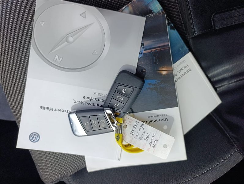 Volkswagen Passat 1,6 TDi Aut.klima Navi Kamera - fotka 34 z 34