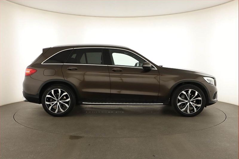 Mercedes-Benz GLC (2015) 220 d 4MATIC, 4X4 - fotka 6 z 20