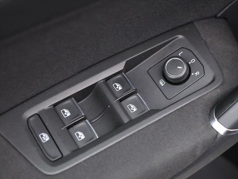 Volkswagen Touran 1,6 TDI 81kW Navi Tažné - fotka 14 z 34