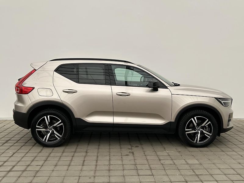 Volvo XC40 2.0 B4 4x4 PLUS - fotka 5 z 30