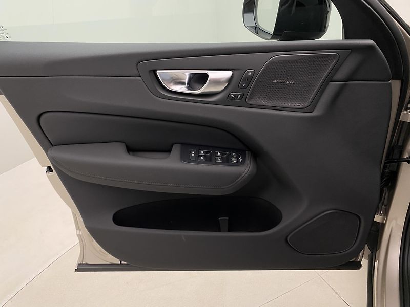 Volvo XC60 B5 AWD PLUS DARK AUT CZ 1.maj - fotka 7 z 63