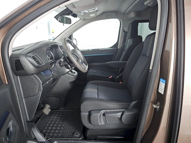 Peugeot Traveller (2017) 2.0HDi 130kW 8AT 8MÍST - fotka 7 z 30
