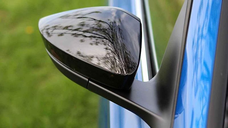 Škoda Scala a Říp v pozadí