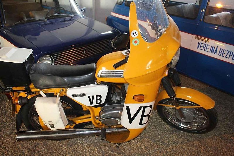 V 70. letech začaly být policejní vozy žluté