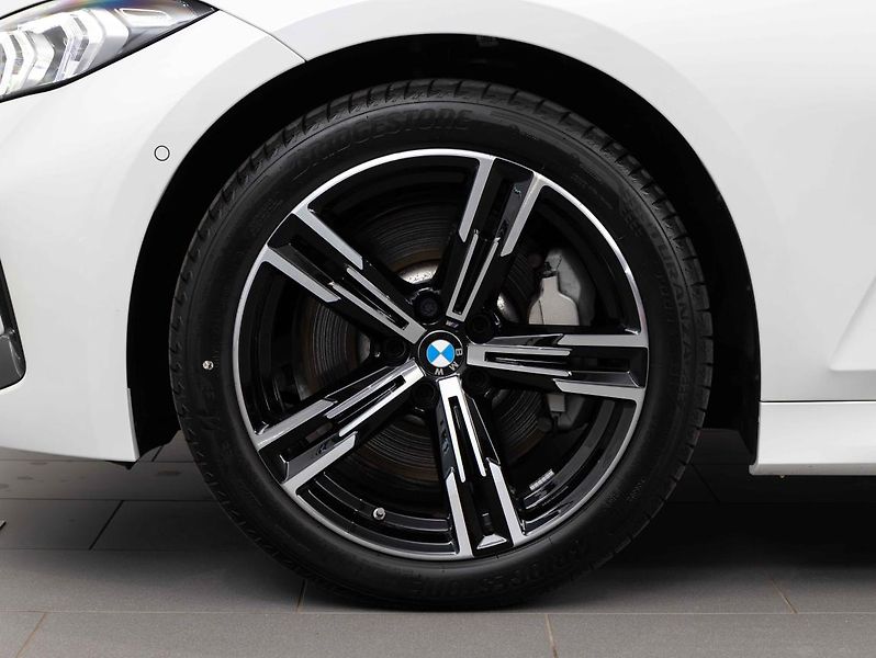 BMW Řada 3 330i xDrive Touring - fotka 6 z 21