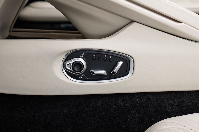 Aston Martin DB12 Volante - fotka 9 z 28