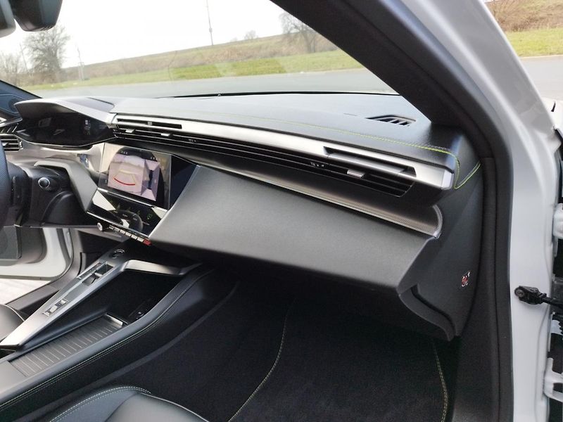 Peugeot 308 GT,PURE TECH 1.2i,96KW, 6900KM - fotka 34 z 36