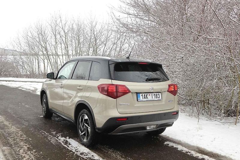 Suzuki Vitara je malé, ale schopné SUV. Prvky ze staré školy budou pro leckoho výhodou.