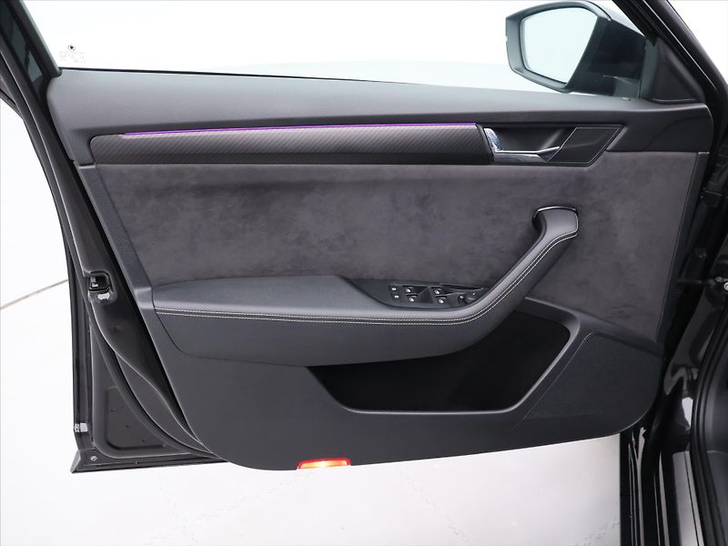 Škoda Superb 2,0 TDI 140kW DSG Sportline - fotka 10 z 36