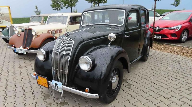 Pálavský Oldtimer přilákal na Břeclavsko desítky elegantnch veteránů.