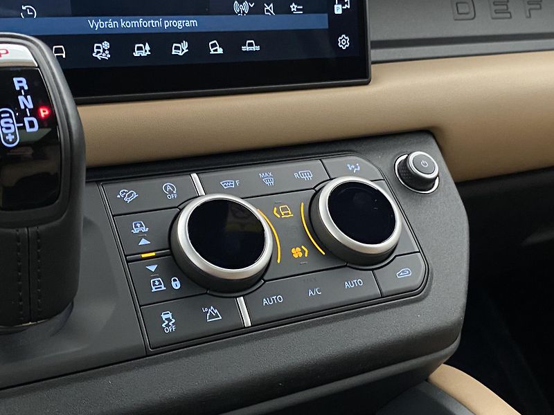Land Rover Defender 110 D250 X-DYNAMIC SE AWD CZ  - fotka 28 z 50
