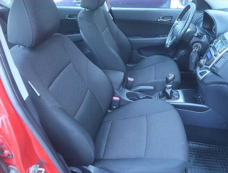 Hyundai i30 (2011) 1.6 CVVT, nová STK - fotka 9 z 14