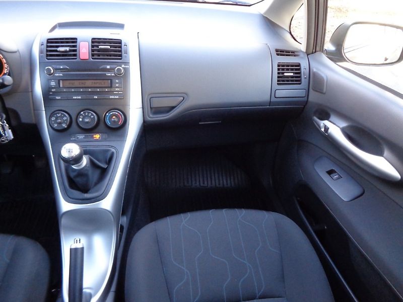 Toyota Auris 1.6 Valvematic Terra Cool - fotka 15 z 21