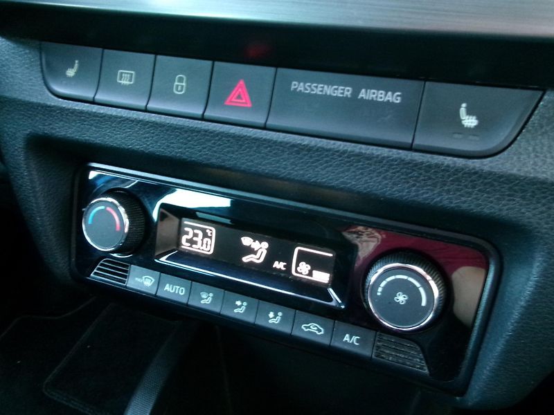 Škoda Fabia 1,2 TSI AUTOKLIMA TAŽ NAVI - fotka 18 z 29