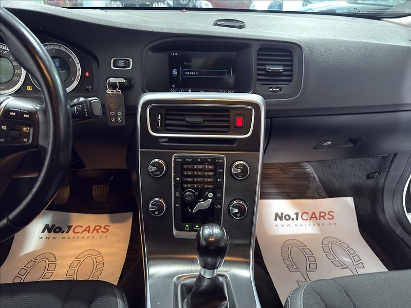 Volvo S60 1,6   T3 SUMMUM XENON BLIS - fotka 24 z 33