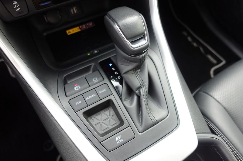 Toyota RAV4 2,5 HEV Executive FWD - fotka 23 z 36