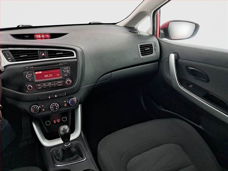 Kia Ceed (2015) 1.4 CVVT - fotka 8 z 15