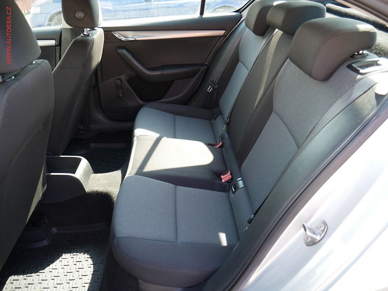 Škoda Octavia (2014) 1.6TDI, AC, temp, STK2/28 - fotka 10 z 14