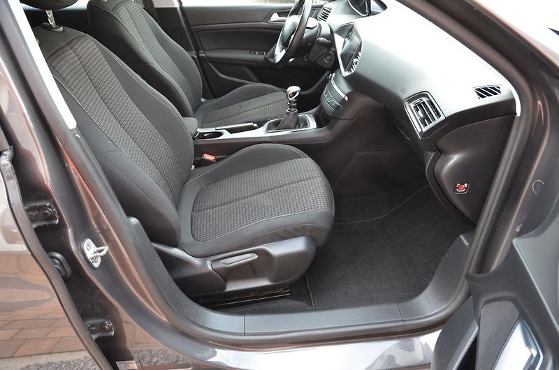 Peugeot 308 (2019) 1.5 HDi 96kW NAVI /STK 06/2028 - fotka 8 z 29