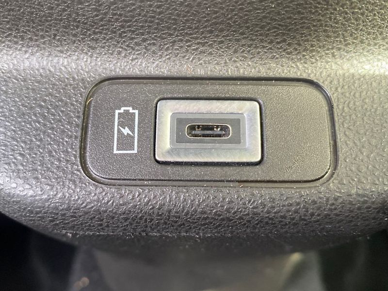 Jeep Avenger (2024) 1,2 Turbo e-Hybrid100k(Summit) - fotka 33 z 36