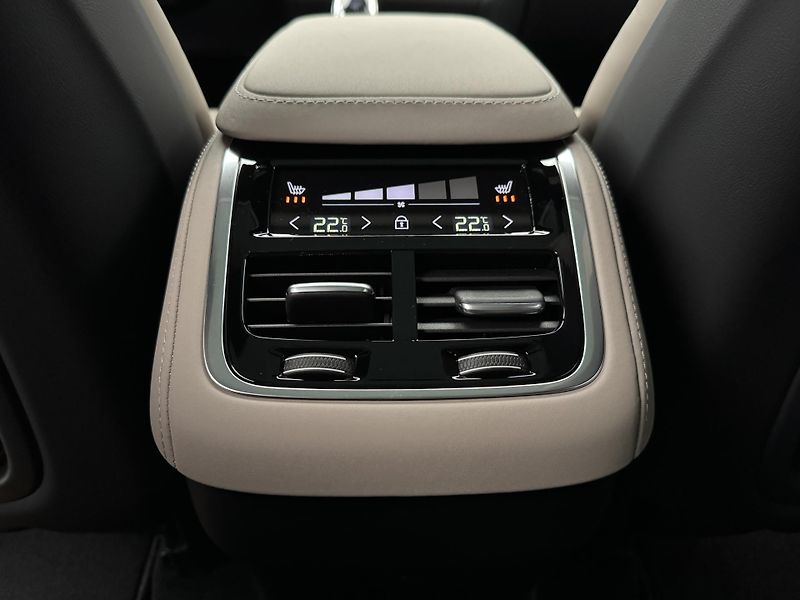 Volvo XC90 (2026) B5 AWD AUT DARK ULTRA 7 míst - fotka 18 z 26