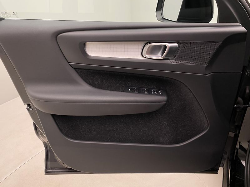 Volvo XC40 D3 AWD MOMENTUM AUT  - fotka 7 z 38