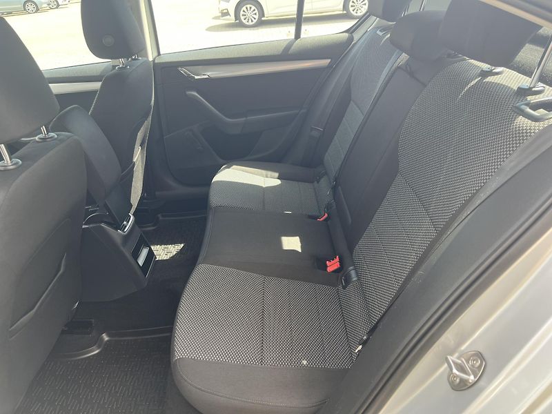 Škoda Octavia (2014) 1,6TDi CR 77kW AMBITION - fotka 19 z 33