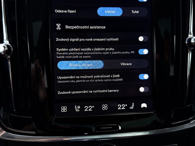 Volvo V90 T8 AWD ULTRA DARK + zimní kola - fotka 39 z 53