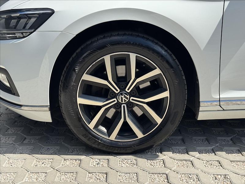 Volkswagen Passat 1,5 TSI 110kW Elegance 7DSG ČR - fotka 28 z 30