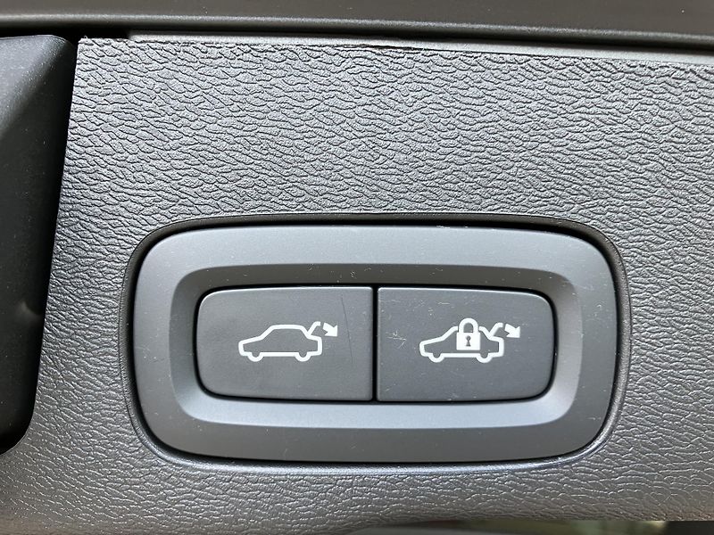 Volvo XC60 T6 eAWD Recharge Core, PANO - fotka 11 z 42