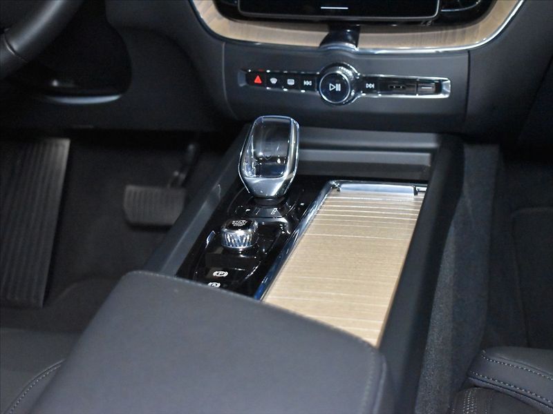 Volvo XC60 2,0 B5 AWD Plus BLIS,Bezklíč - fotka 12 z 24
