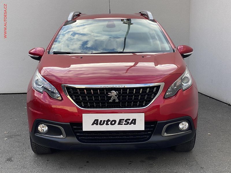 Peugeot 2008 (2018) 1.2 PT, ČR, Allure, park. - fotka 2 z 17