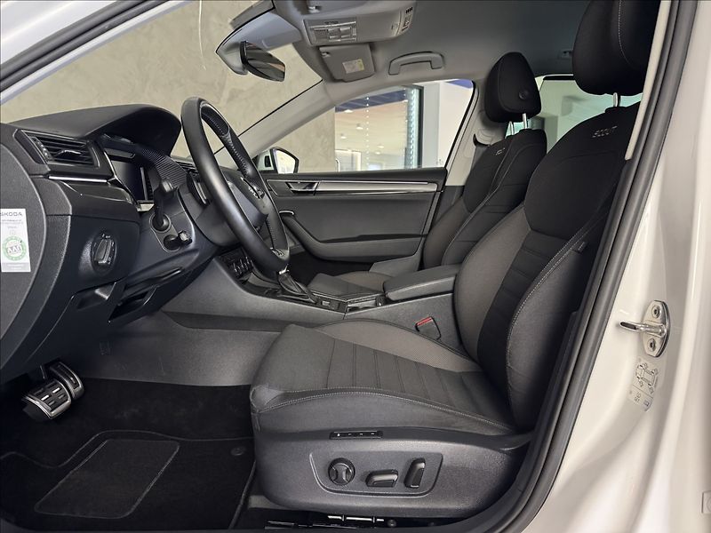Škoda Superb 2,0 TDi  DSG 4x4 Scout Virtual - fotka 26 z 50