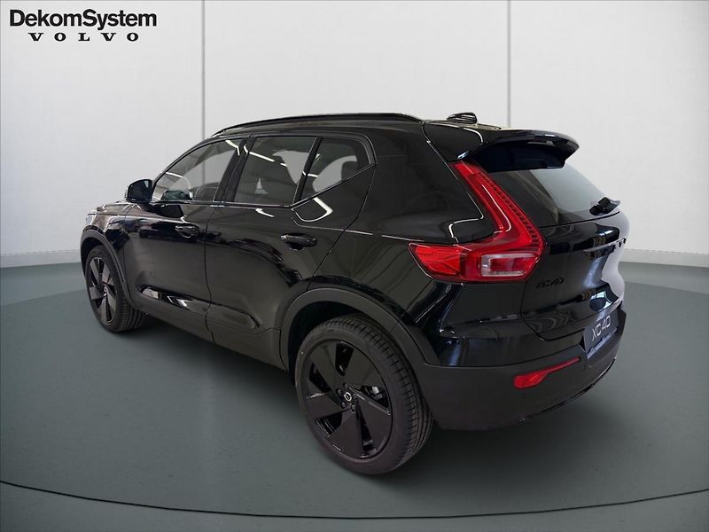 Volvo XC40 (2026) 2,0 B3 Black Edition 3132 - fotka 4 z 15