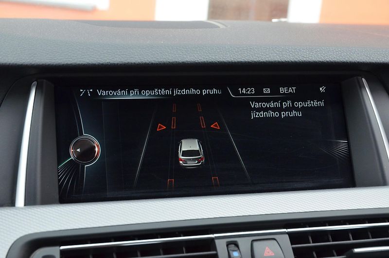 BMW Řada 5 (2016) 520d xDrive AT / ČR / M-PAKET - fotka 32 z 39
