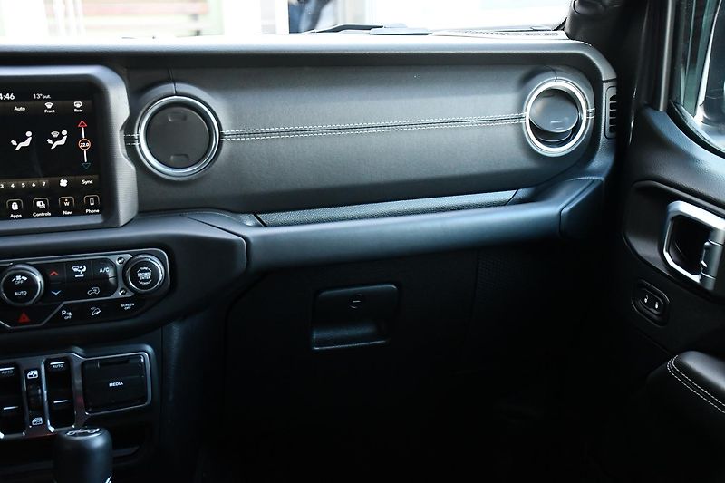 Jeep Wrangler 2.2CRD UNLIMITED REZERVACE - fotka 9 z 51