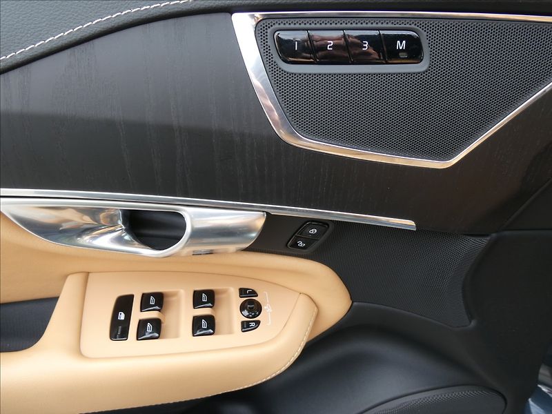 Volvo XC90 2,0 B5 173kW AWD,2x kola,ČR,DP - fotka 36 z 46