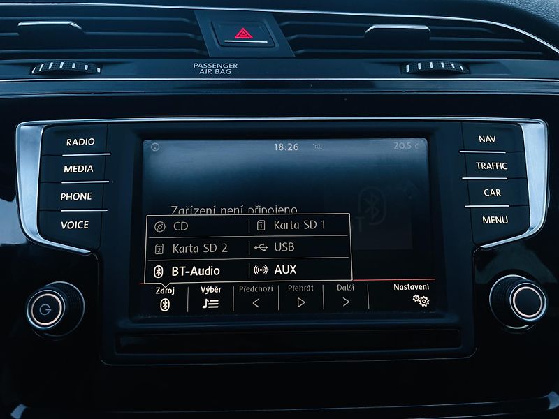 Volkswagen Touran 1.6TDI MANUÁL SERVISKA TAŽNÉ - fotka 37 z 44